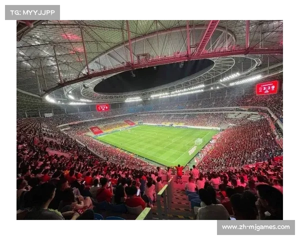 成都蓉城在凤凰山体育公园迎战，球迷热情助阵气氛火爆