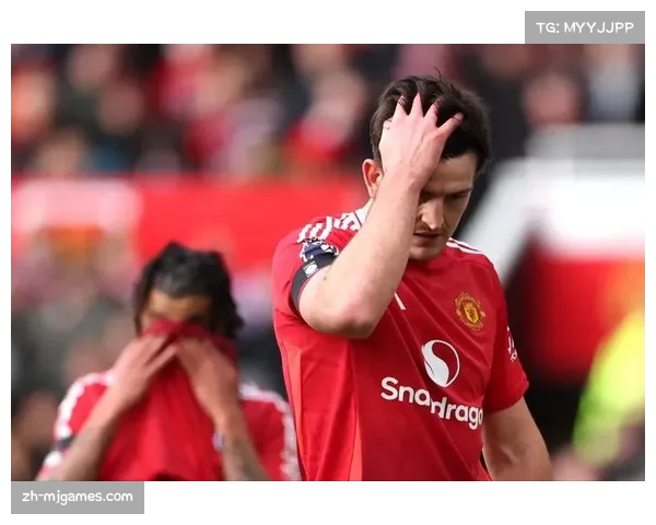 曼联球迷高唱队歌鼓舞士气，老特拉福德气氛热烈